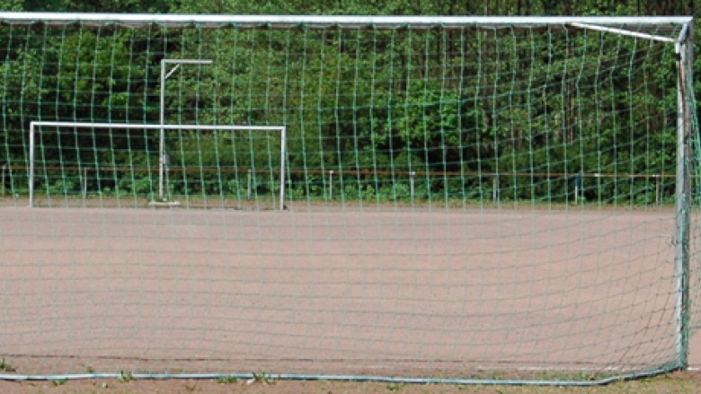 Gerbersmann: Hagen soll sich zur Fußball WM 2006 einbringen Das BIld zeigt einen Ascheplatz mit zwei Toren.