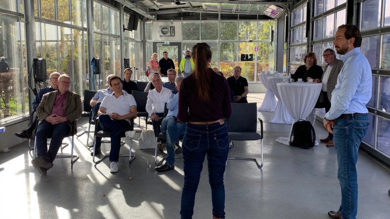 Deutlich fasziniert von autonomen Bussen lauschen die Teilnehmer der Fraktionsklausurtagung den Vorträgen der Monheimer Beigeordneten Dr. Lisa Pientak und dem Geschäftsführer der Bahnen der Stadt Monheim, Frank Niggemeier-Oliva. Foto: privat.