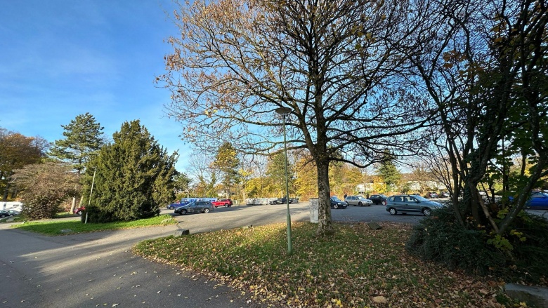 Das Bild zeigt den Parkplatz am Emster Markt