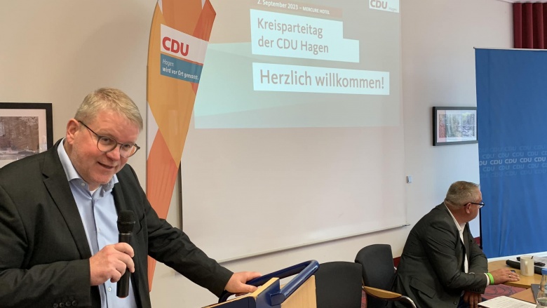 Das Bild zeigt den Fraktionsvorsitzenden Jörg Klepper mit Mikrophon auf dem Kreisparteitag der CDU Hagen.