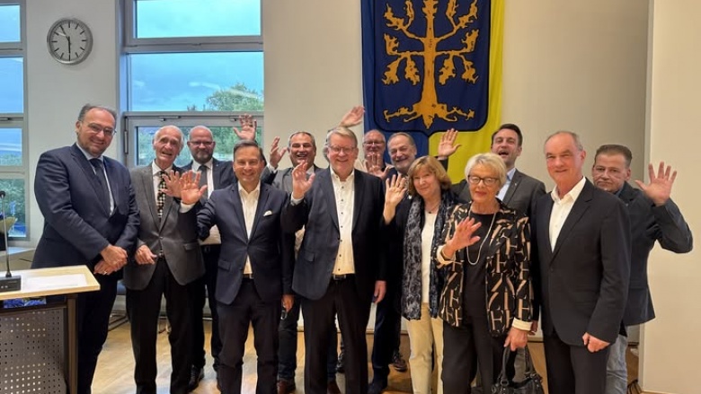 Das Bild zeigt die zum Abschied winkenden Mitglieder der Fraktion 2020-2025.