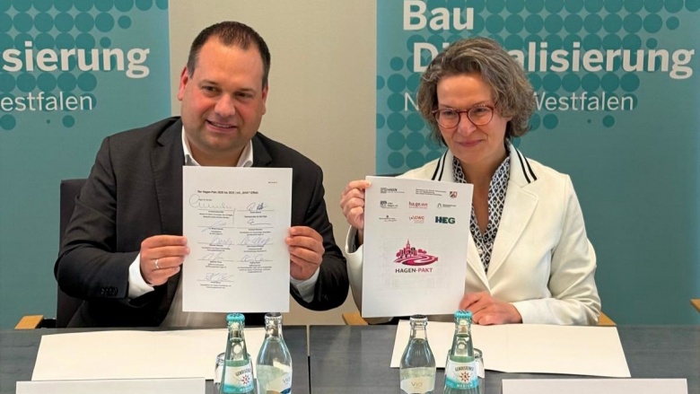 Der Hagen-Pakt ist unterzeichnet! Das BIld zeigt Kommunalministerin Ina Scharrenbach und Oberbürgermeister Dennis Rehbein.