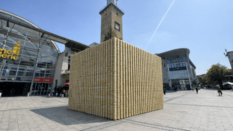 Land übernimmt vorzeitig Teil der Hagener Altschulden. Das Bild zeigt einen fiktiven Würfel aus 543,1 Millionen Ein-Euro-Münzen auf dem Friedrich-Ebert-Platz.