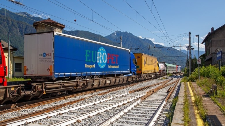 Das Bild zeigt einen Niederflur-Waggon der Rollenden Landstraße.