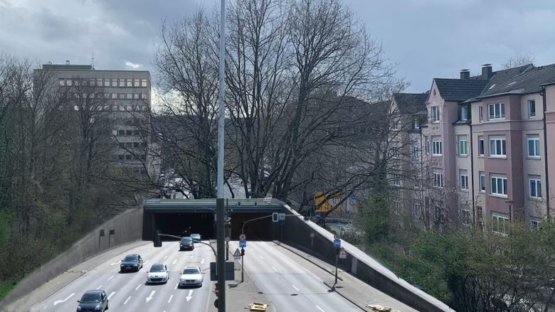 Das Bild zeigt eine Montage aus der Frühphase des Projekts mit einem Tunnelmund beim Landgericht.