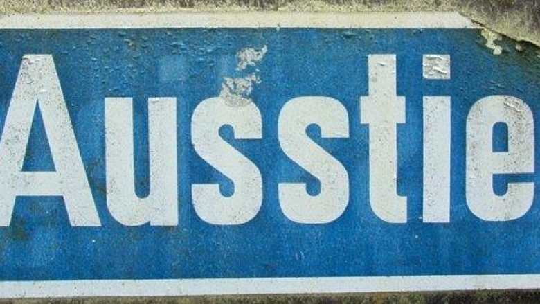 Das Bild zeigt ein verwittertes Hinweisschild mit der Aufschrift "Ausstieg".