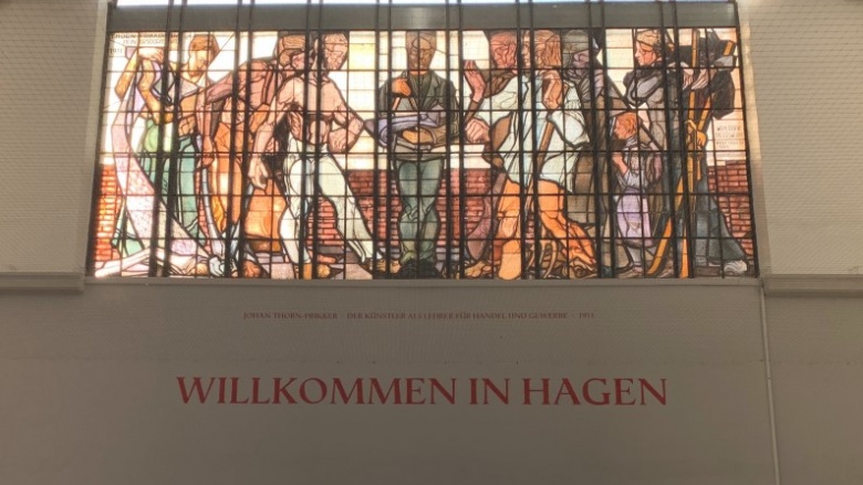 Das Bild zeigt das Thorn-Prikker-Fenster des Hagener Hauptbahnhofes.