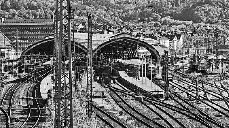 Das Bild zeigt den Hagener Hauptbahnhof, fotografiert von der Altenhagener Brücke.