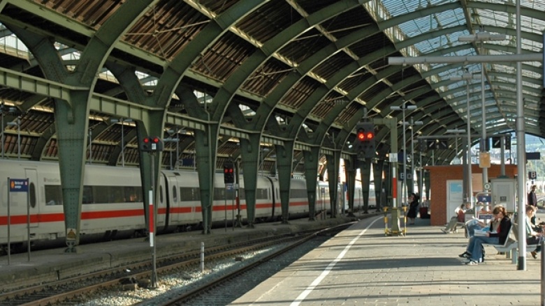 Das Bild zeigt die Bahnhofshalle Hagen von einem Bahnsteig aus.