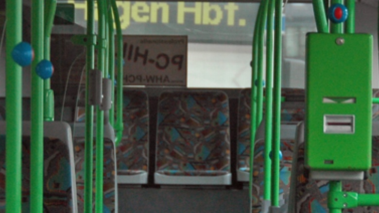 Effiziente Kombination von Sozial-, Azubi- und E-Ticket notwendig Das Bild zeigt den Innenraum eines Gelenkbusses.