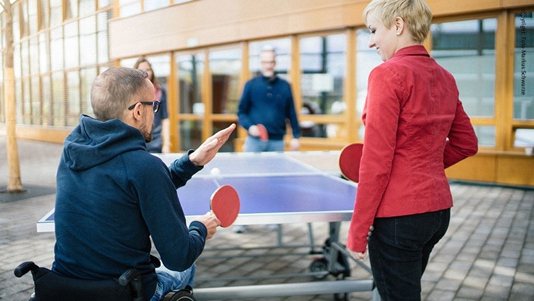 Bund zieht sich zurück: Letztmalig 2,6 Millionen Euro für Hagener Sportstätten? Das Bild zeigt verschiedene Personen beim Tischtennisspielen.
