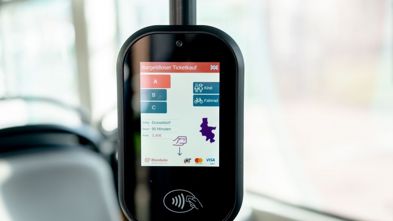 Das Bild zeigt ein elektronisches Ticketverkaufsterminal in einem Rheinbahn-Bus.