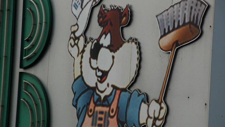 Transparenz für Reinigungsversuch eingefordert Das Bild zeigt das HEB-Maskottchen.