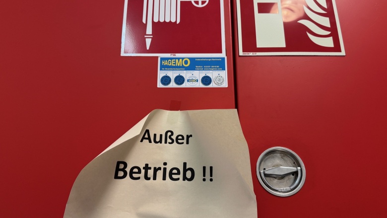 Das Bild zeigt einen Zettel mit der Aufschrift "Außer Betrieb".