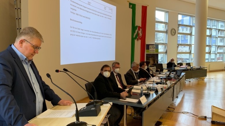 Fraktionsvorsitzender Jörg Klepper bei der Haushaltsrede Das Bild zeigt den Fraktionsvorsitzenden Jörg Klepper bei seiner Haushaltsrede am 31.03.2022