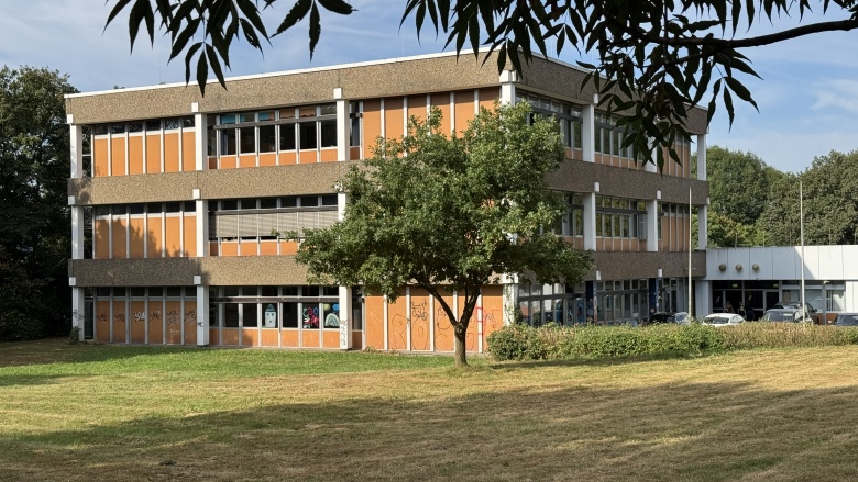 Reif für den Abriss: Die Grundschule Friedrich Harkort Das BIld zeigt die Grundschule Friedrich Harkort an einem sonnigen Vormittag, fotografiert aus nordöstlicher Richtung.
