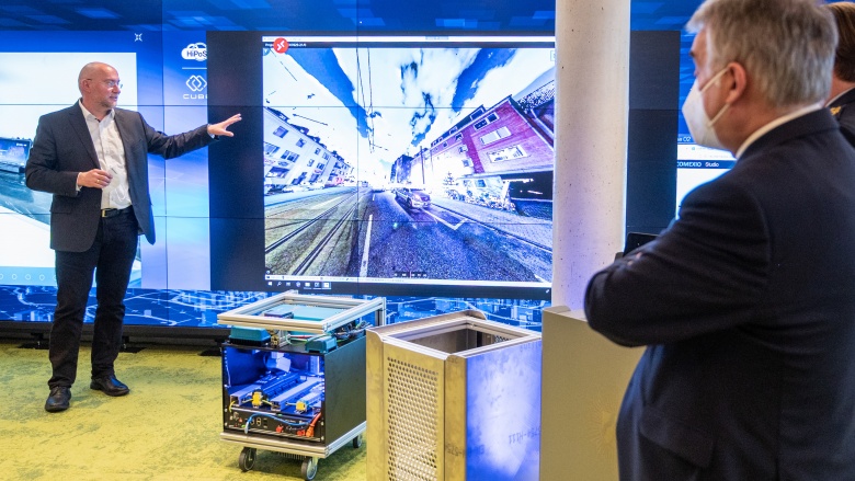 Das Bild zeigt NRW-Innenminister Herbert Reul im Innovation Lab der Polizei.