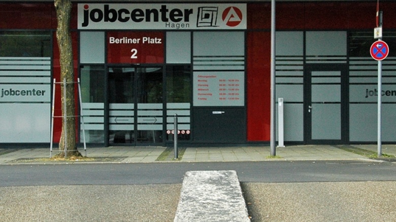 Das Bild zeigt den Eingang des Hagener Jobcenters.