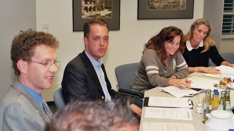 Das Bild zeigt die Junge Gruppe in der Diskussion mit Christoph Gerbersmann.