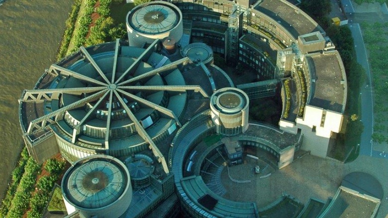 Das Bild zeigt den Landtag NRW in Düsseldorf von oben (Aussicht Rheinturm)