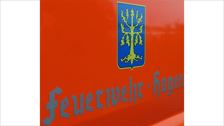 Das Bild zeigt das Logo der Hagener Feuerwehr auf einem Einsatzfahrzeug