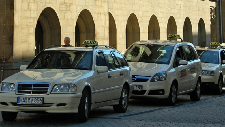 Das Bild zeigt Taxis in der Rathausstraße.