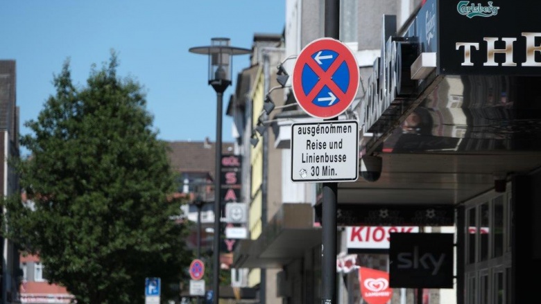 Platz für Reisebusse wäre vorhanden: Das Bild zeigt das Halteverbotsschild an der Reisebushaltestelle in der Straße "Am Hauptbahnhof"