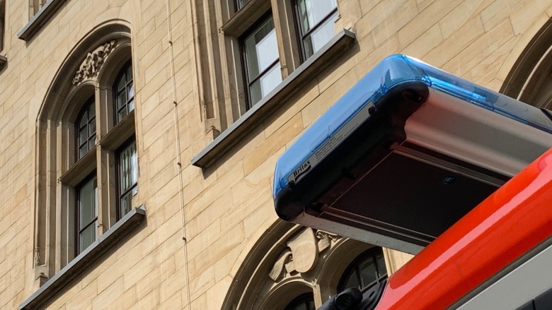 Das Bild zeigt ein Blaulicht vor der Hagener Rathausfassade.