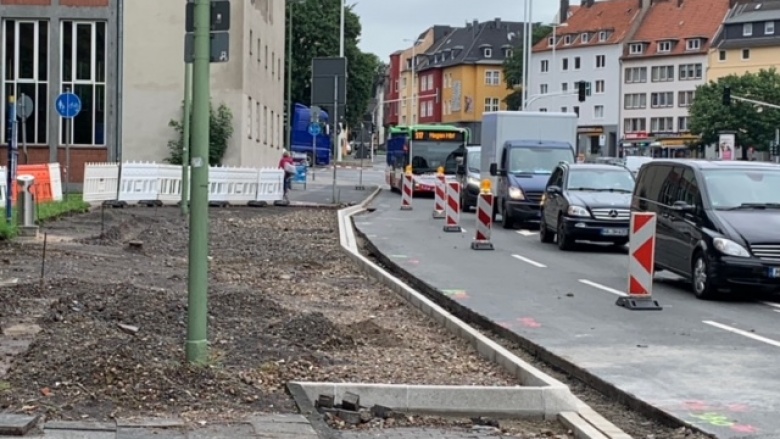 Das Bild zeigt die Haltstelle vor dem Ricarda-Huch-Gymnasium während des Umbaus.