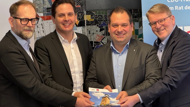 CDU und SPD unterzeichnen starken Vertrag für Hagens Zukunft. Das BIld zeigt v.l.n.r. Claus Rudel, Timo Schisanowski, Dennis Rehbein und Jörg Klepper kurz vor der Unterzeichnung des Koaltionsvertrages „Mut zum Aufbruch: Gemeinsam Hagen gestalten!“.