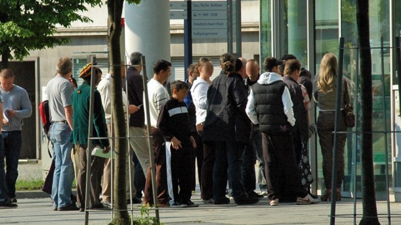 Das Bild zeigt die regelmäßige morgendliche Schlange vor der Samstagsöffnung des Bürgeramtes.