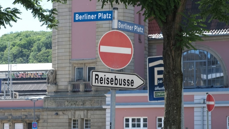 Genau der richtige Ort für Fernbusse: Die Reisebus-Haltestelle am Hauptbahnhof. Das Bild zeigt das Hinweisschild für Reisebusse am Hagener Hauptbahnhof. Im Hintergrund: der Hauptbahnhof.
