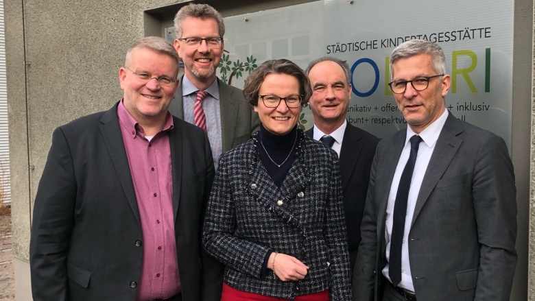 Das Bild zeigt Jörg Klepper (stellv. CDU-Fraktionsvorsitzender), Stadtkämmerer Christoph Gerbersmann, Ministerin Ina Scharrenbach, Detlef Reinke (Vorsitzender des Jugendhilfeausschusses) und den überparteilichen Oberbürgermeister Erik O. Schulz.