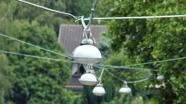 CDU will Licht ins Dunkel bringen Das Bild zeigt Soiffettenlampen über der Straße "Am Sportpark".