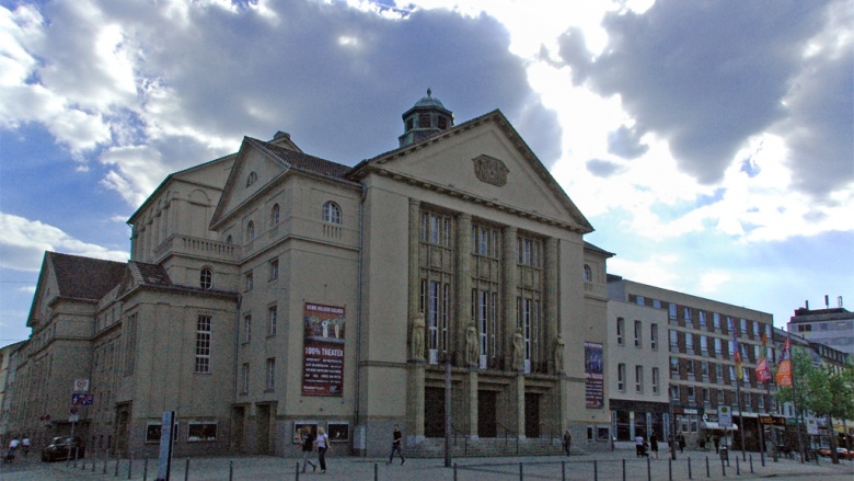 Dunkle Wolke über dem Theater: Eigenbetrieb bringt keine Vorteile. Das Bild zeigt das Gebäude des Hagener Theaters.