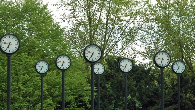 Die richtige Zeit für einen Schuldenschnitt Das Bild zeigt eine Ansammlung von Uhren im Volksgarten Düsseldorf.