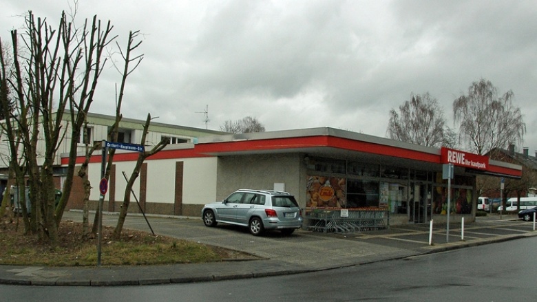 Das Bild zeigt den bisherigen Vollsortimenter in Emst.