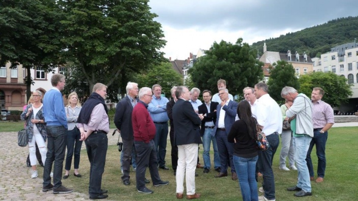 Das Bild zeigt die Hagener Ratsfraktion auf der Neckarwiese in Heidelberg, geführt von Dr. Jan Gradel.