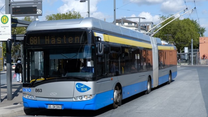 Das Bild zeigt einen Batterie-Oberleitungsbus (BOB) aus Solingen.
