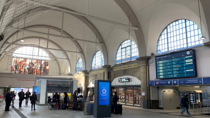 Das Bild zeigt die sanierte Halle des Hagener Hauptbahnhofs