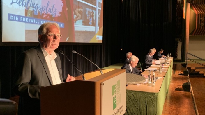 Das Bild zeigt Dr. Stephan Ramrath bei seiner Rede in der Stadthalle Hagen.