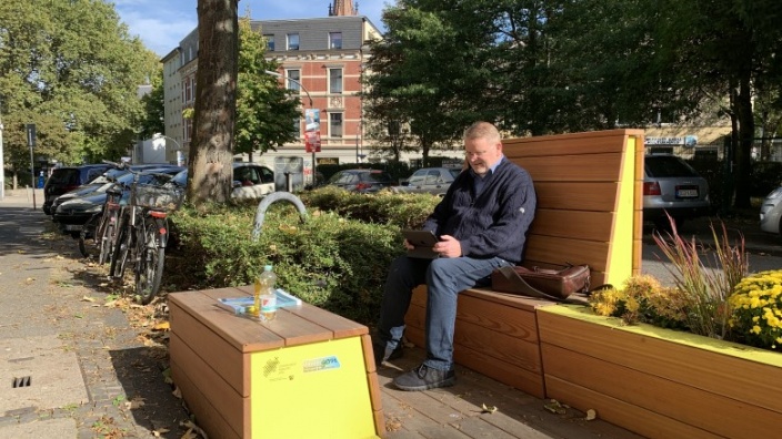 Das Bild zeigt Fraktionschef Jörg Klepper beim Probesitzen in Dortmund.