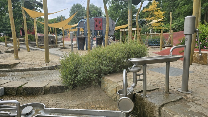Das Bild zeigt einen Wasserspielplatz ohne Kinder.