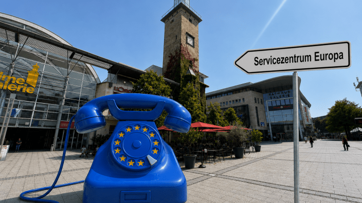 Das Bild zeigt ein KI-erzeugtes Retro-Europa-Telefon mit Sternen auf dem Ebertplatz.