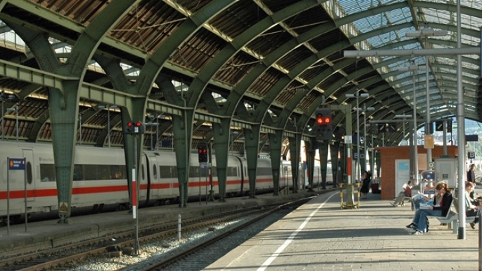 Das Bild zeigt die Bahnhofshalle Hagen von einem Bahnsteig aus.