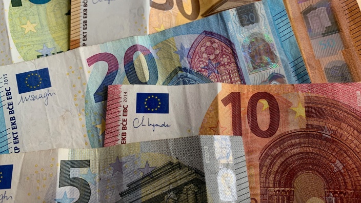 Das Geld zeigt Euro-Banknoten.