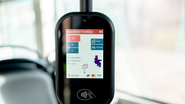 Das Bild zeigt ein elektronisches Ticketverkaufsterminal in einem Rheinbahn-Bus.
