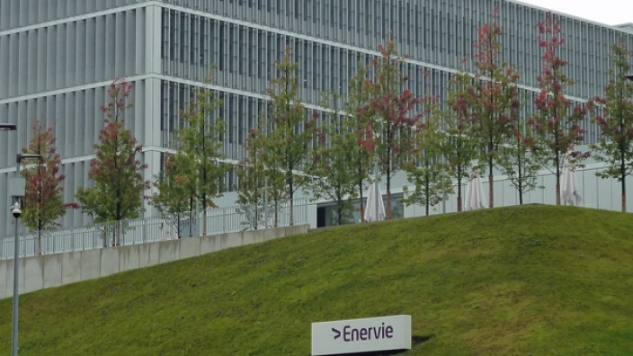 Das Bild zeigt einen Fassadenausschnitt der neuen ENERVIE-Zentrale in Haßley.