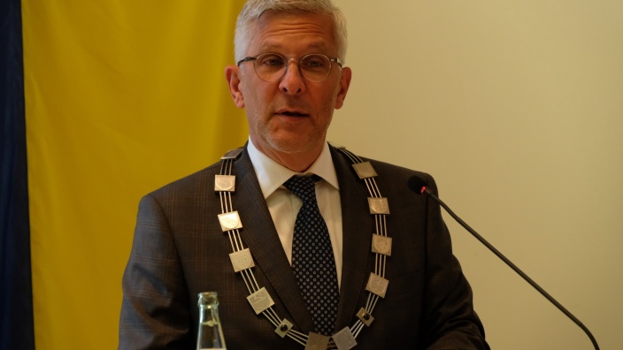 Das Bild zeigt Oberbürgermeister Erik O. Schulz mit Amtskette.
