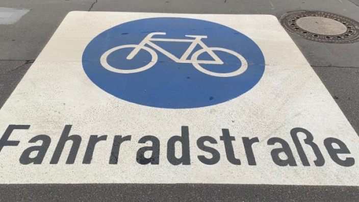 Das Bild zeigt das Verkehrszeichen "Fahrradstraße" aus Kaltplastik.